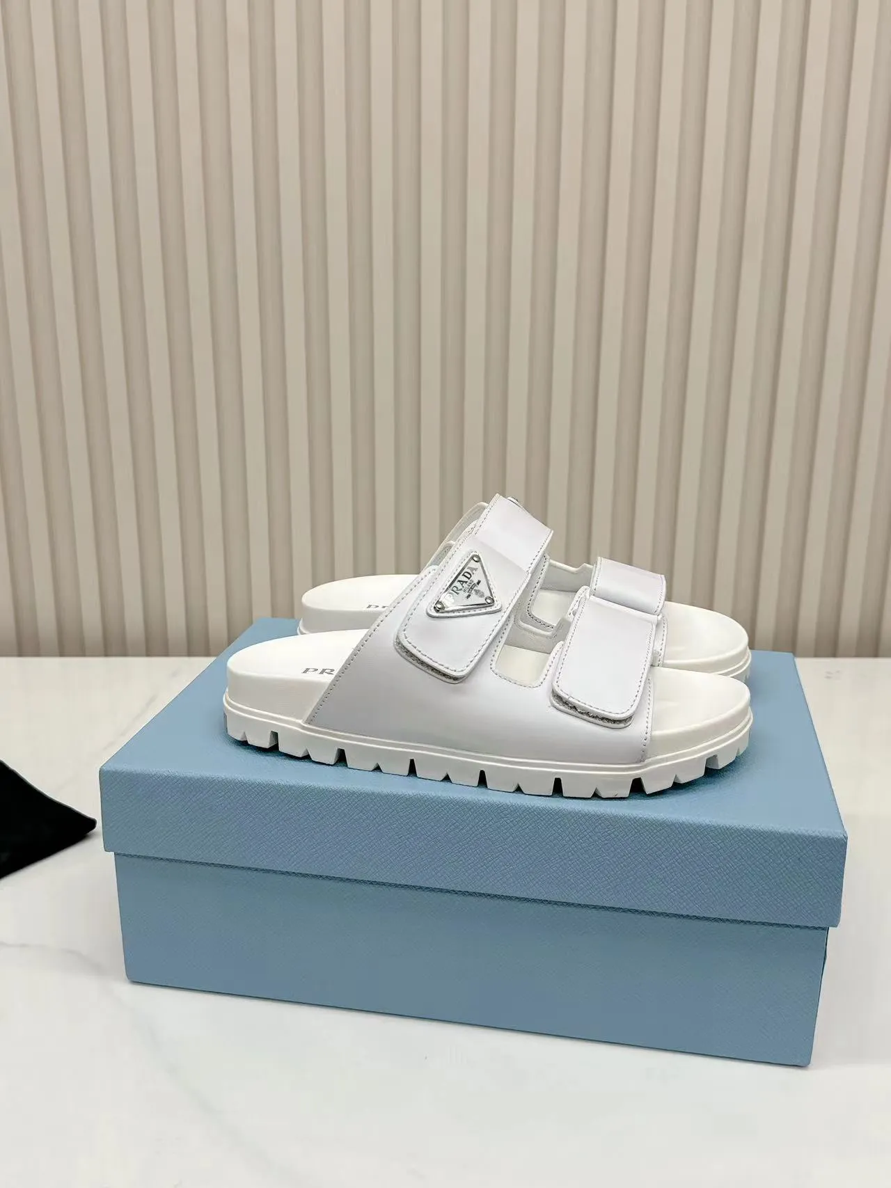 👟👟Ex-factory price 460👟👟 Prada2025’s latest Prada slippers, the slippers reveal a feminine atmosphere in a minimalist design. Triangular logo embellishment is eye-catching. Upper calfskin metal triangle logo 2 cm rubber sole Concave sole pattern Rubber sole Size 35---41